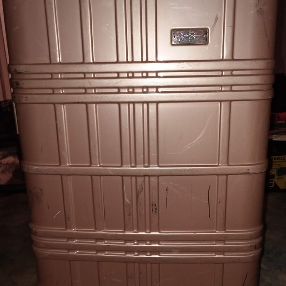 Jessica Simpson suitcase